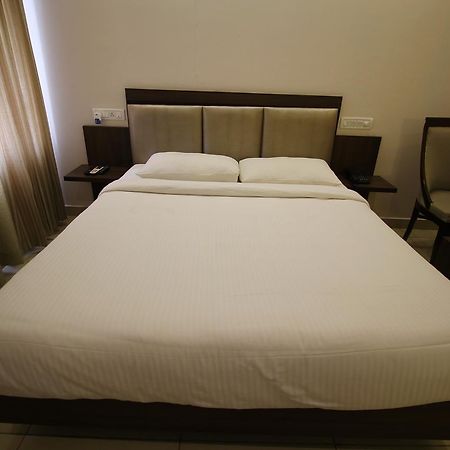 Vels Hotel Пондичери Екстериор снимка