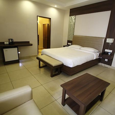 Vels Hotel Пондичери Екстериор снимка