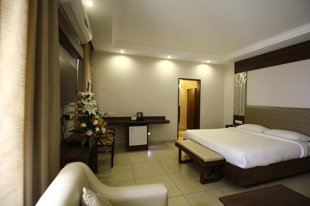Vels Hotel Пондичери Екстериор снимка
