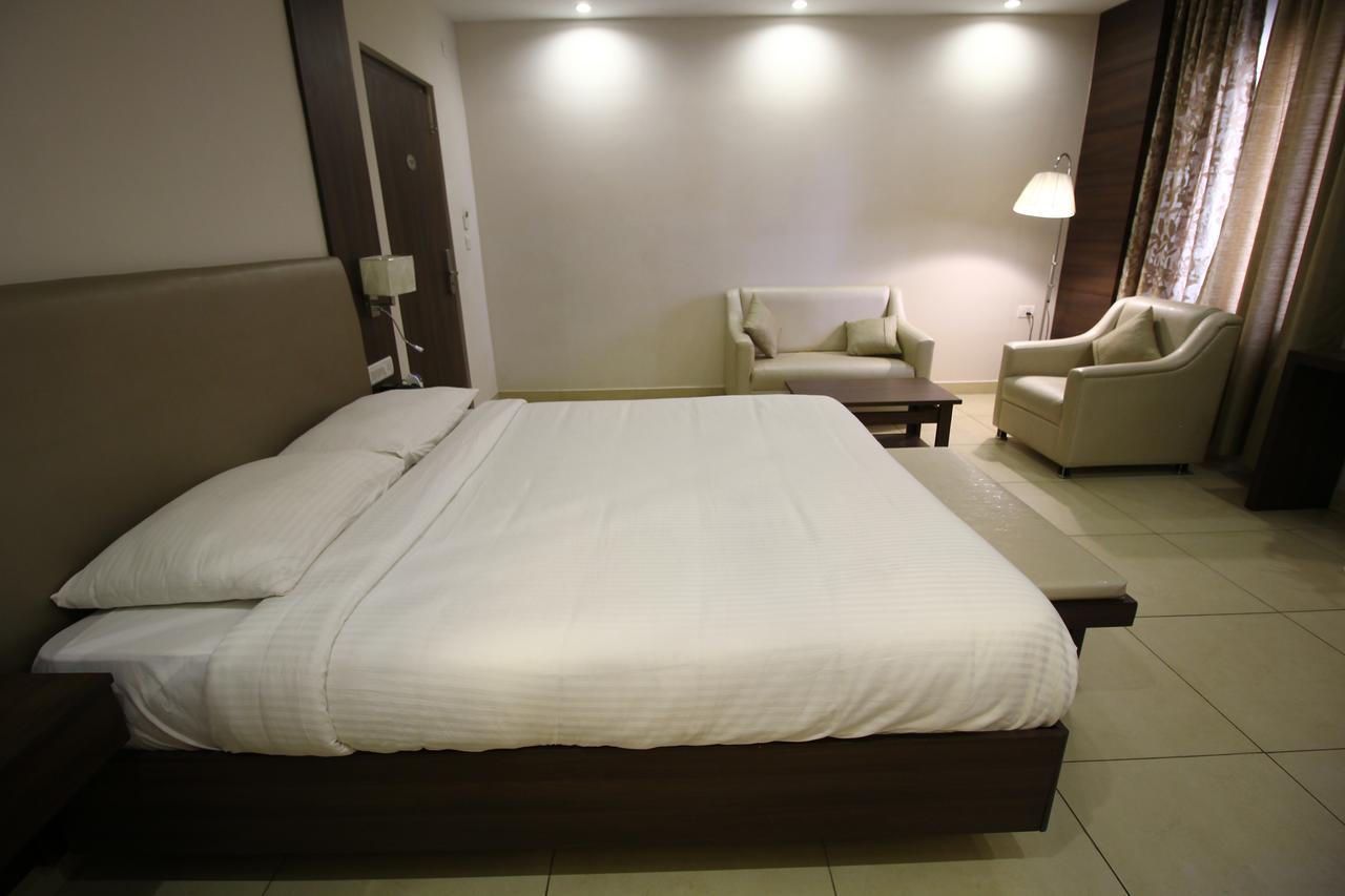 Vels Hotel Пондичери Екстериор снимка