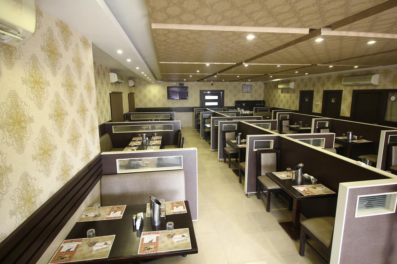 Vels Hotel Пондичери Екстериор снимка