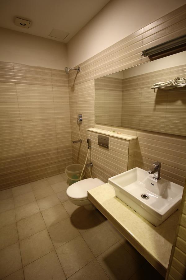 Vels Hotel Пондичери Екстериор снимка