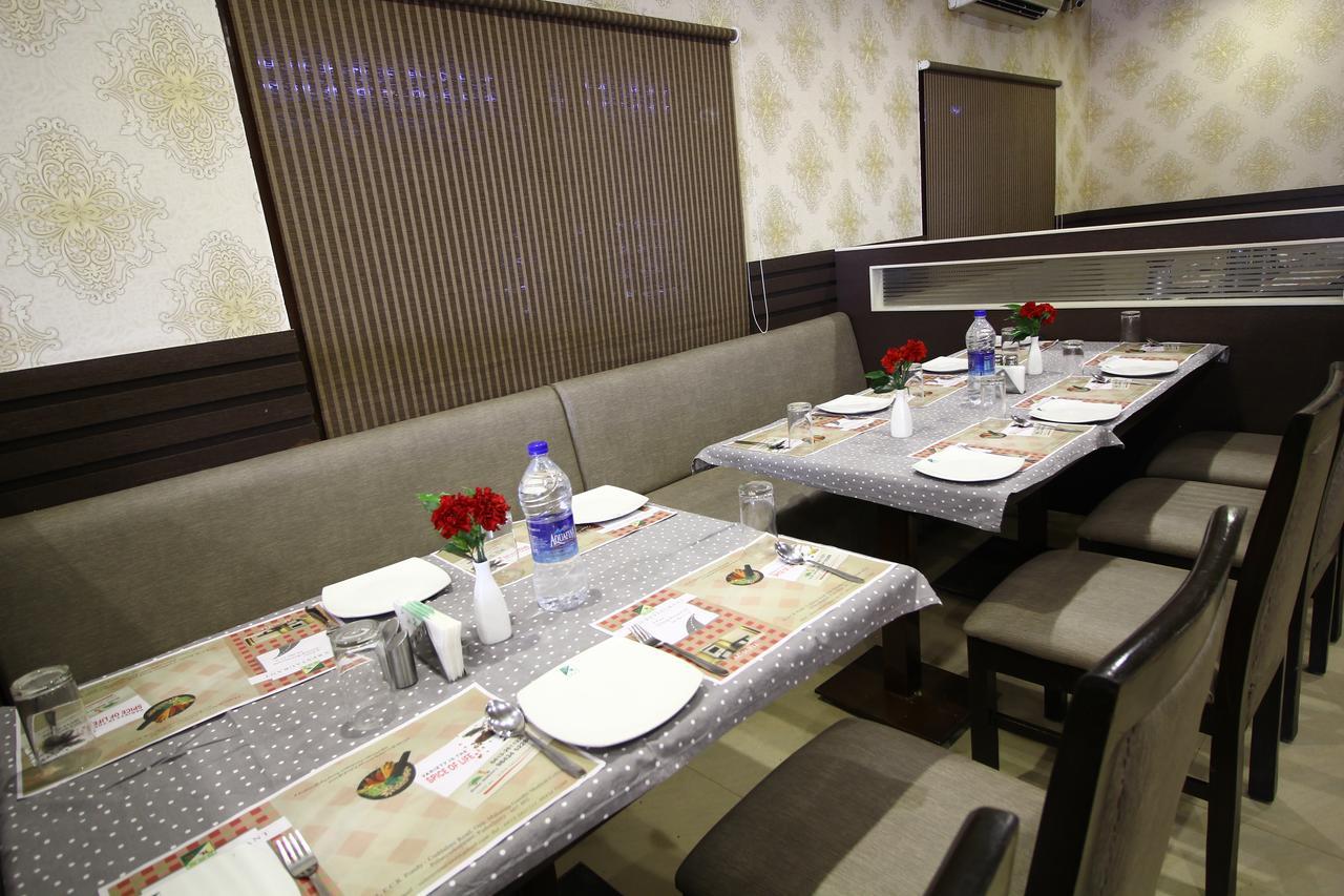 Vels Hotel Пондичери Екстериор снимка