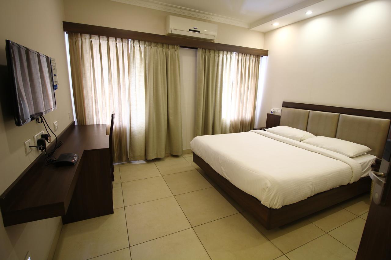 Vels Hotel Пондичери Екстериор снимка