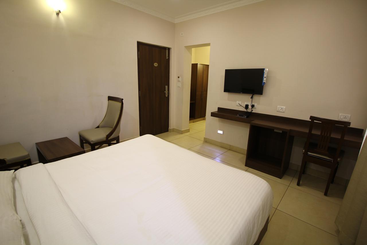 Vels Hotel Пондичери Екстериор снимка