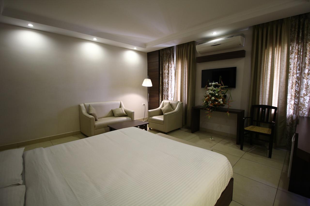 Vels Hotel Пондичери Екстериор снимка