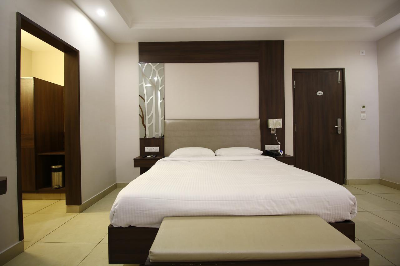 Vels Hotel Пондичери Екстериор снимка