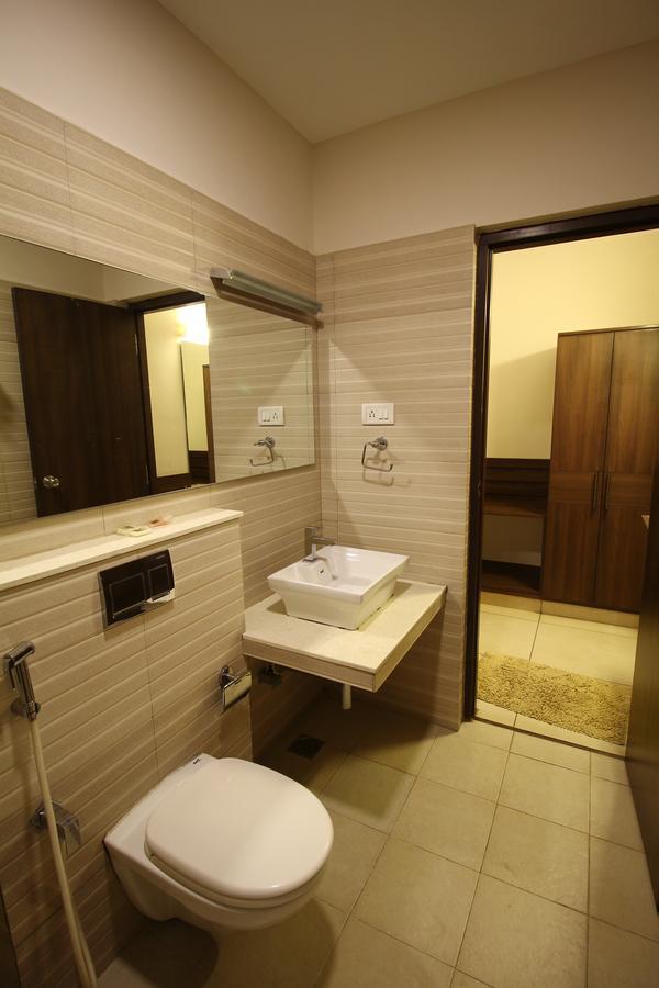 Vels Hotel Пондичери Екстериор снимка