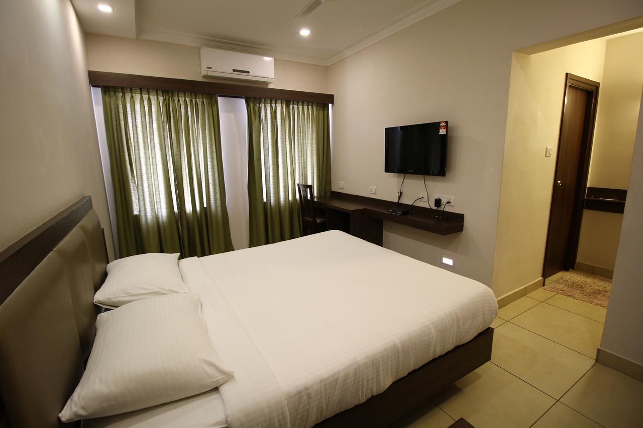 Vels Hotel Пондичери Екстериор снимка