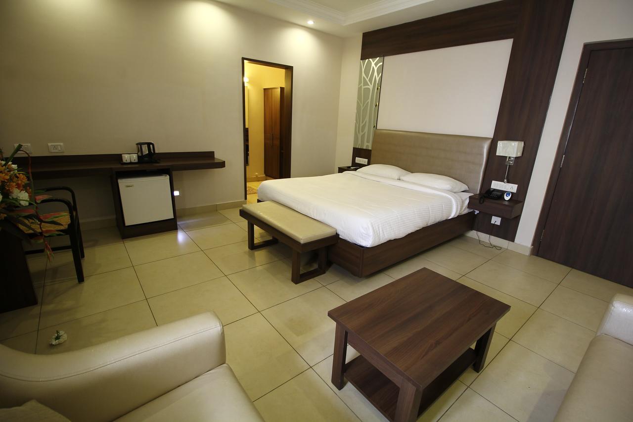 Vels Hotel Пондичери Екстериор снимка
